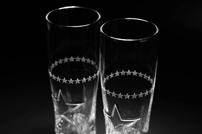 Athshainíonn ZGS Glass Caighdeáin an Tionscail le Druileáil Léasair Casta d'E...
